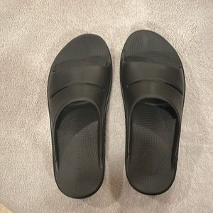 BRAND NEW Oofos Men’s - Size 12M black recovery slides. FREE shipping